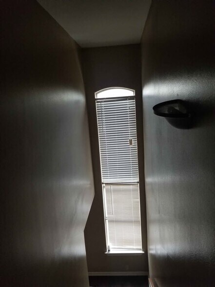 Building Photo - 1409 W Kiwi Ave