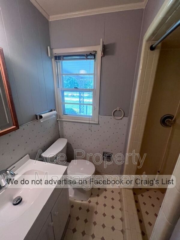Building Photo - 255 Greenbriar Dr