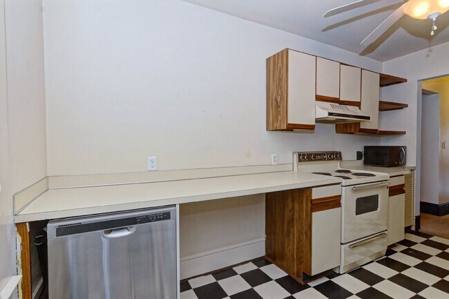 Building Photo - 2Br/2Bth House Walking Distance to Carolin...