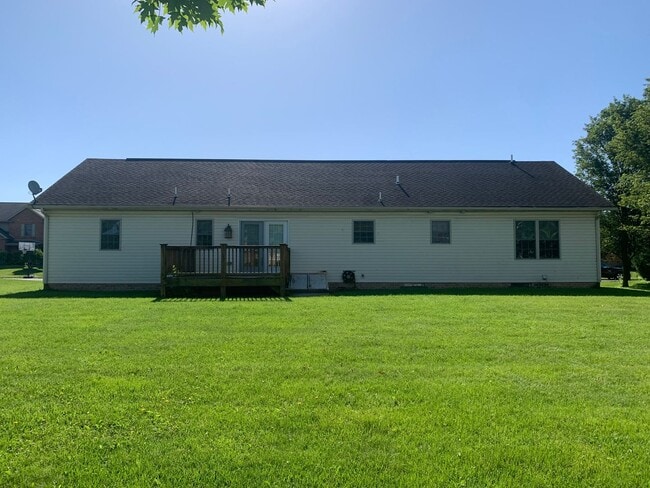 Building Photo - CONTRACT PENDING!! Lovely single family, brick rancher home with 3 beds/2.5 baths!!