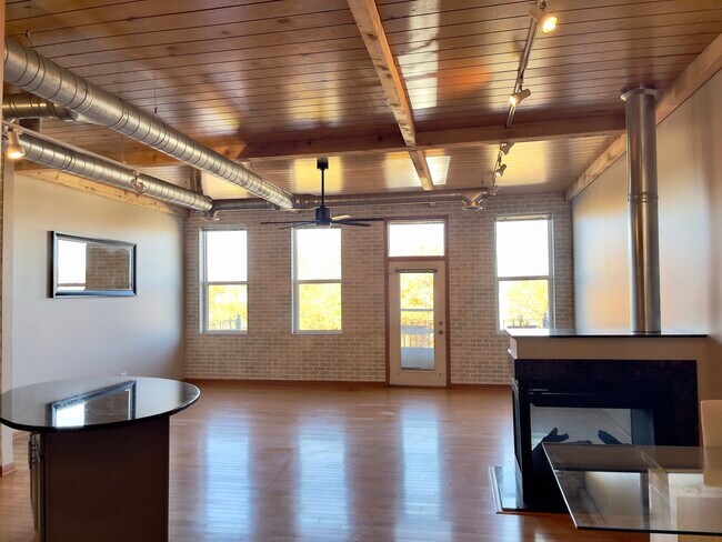 Building Photo - 1675 Town Center St