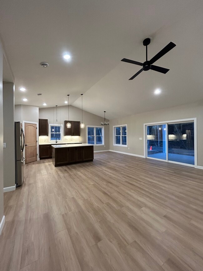 Building Photo - 1112 Reserve St N