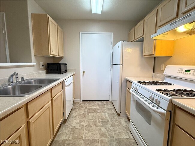 Building Photo - 950 Seven Hills Dr