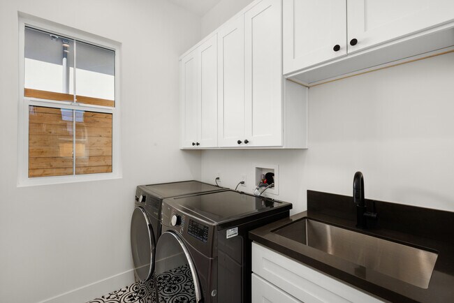 Building Photo - 623 Colima St