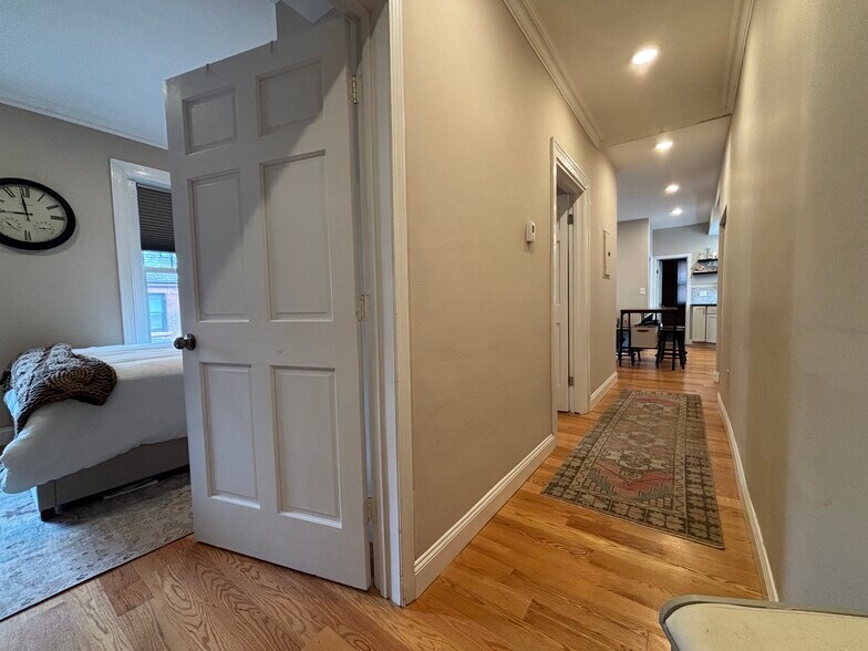 Building Photo - 92 Pinckney St