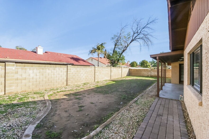 Building Photo - 440 E San Pedro Ave