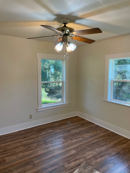 Building Photo - 112 Live Oak Knolls