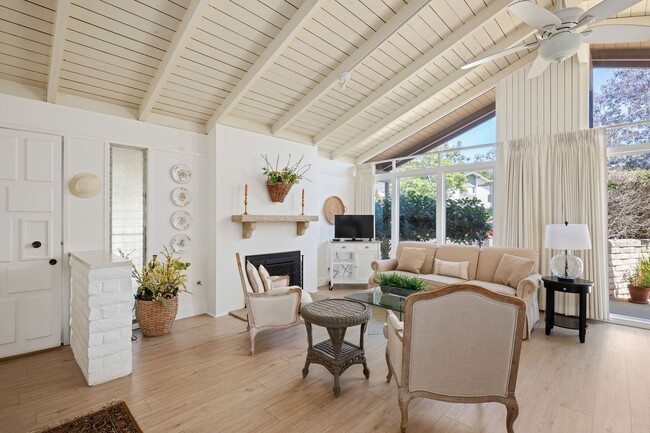 Building Photo - Beautifully updated two bedroom two bath in the heart of Santa Barbara!