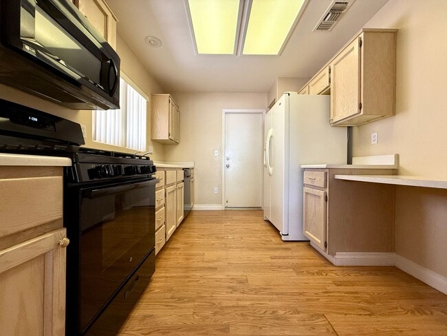 Building Photo - Spectacular furnished 2 bedroom townhouse ...