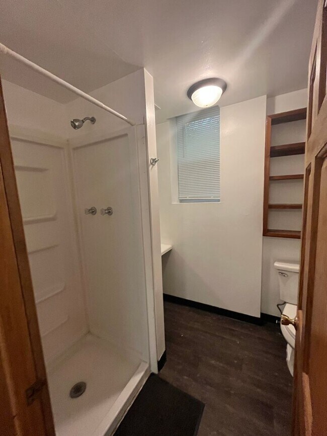 Building Photo - AVAILABLE SEPTEMBER - 2 BED 1 BATH Apt!