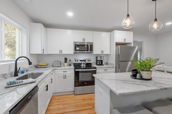 Building Photo - 3 bedroom 2 bath house 1-car garage walk to TMH!! Available in MAY!