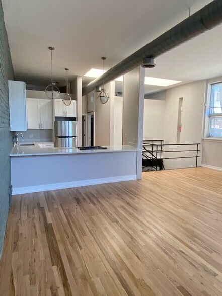 1st fl - 1734 W Cortland St