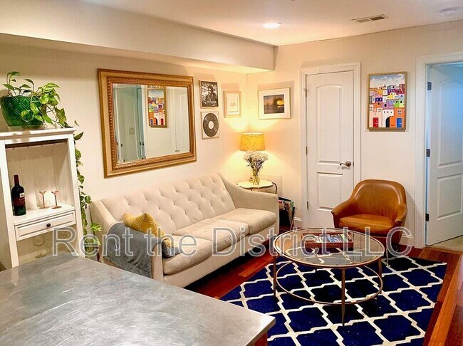 Building Photo - 1424 L St SE