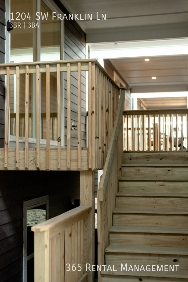 Building Photo - 1204 SW Franklin Dr