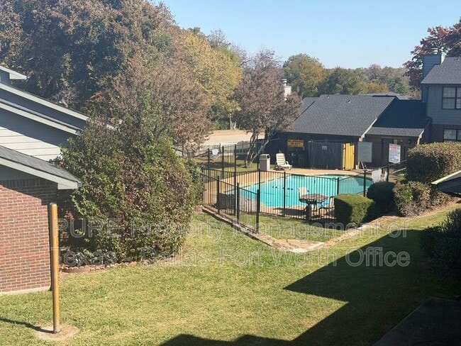 Building Photo - 806 Castleglen Dr