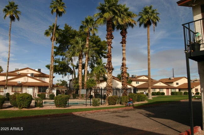 Building Photo - 860 E Brown Rd