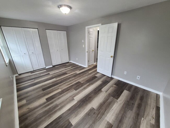 Building Photo - Spacious 2 Bedroom Unit