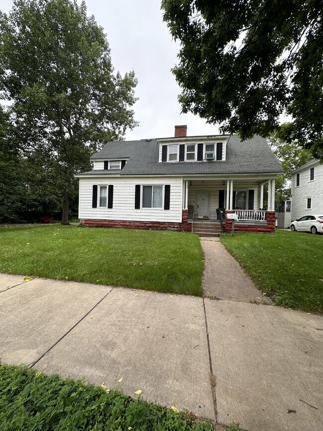 Primary Photo - Nice 3 Bed 1 Bath near UWEC! Available Jun...