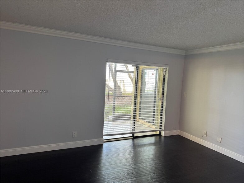 Building Photo - 185 Lakeview Dr