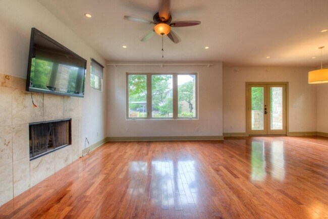 Building Photo - 605 Peacock Ln #C C