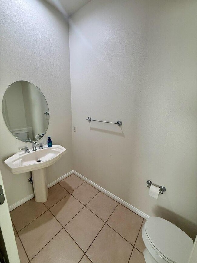 Building Photo - Large 3 bed 2.5 bath with pool and Gargae