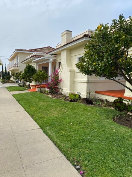 Side view of house - 301 Grand Ave