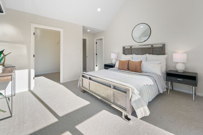 Building Photo - Modern Townhome in Licton Springs – Rooftop Deck & Stylish Living!