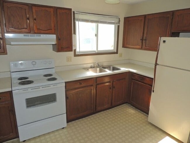 Building Photo - $995 | 2 Bedroom, 1 Bathroom Apartment | Cat Friendly* | Available for August 1st, 2026 Move In!