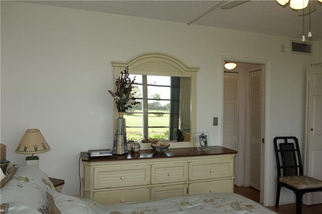 Building Photo - 2901 S Palm Aire Dr