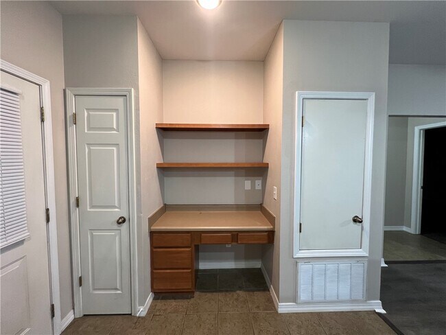 Building Photo - 3014 SE J St