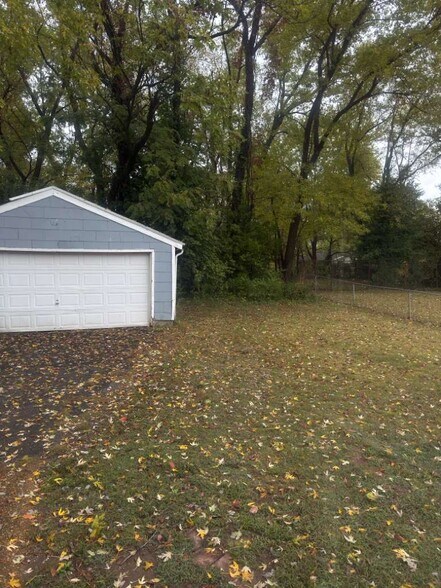 Building Photo - 5998 Bermuda Dr