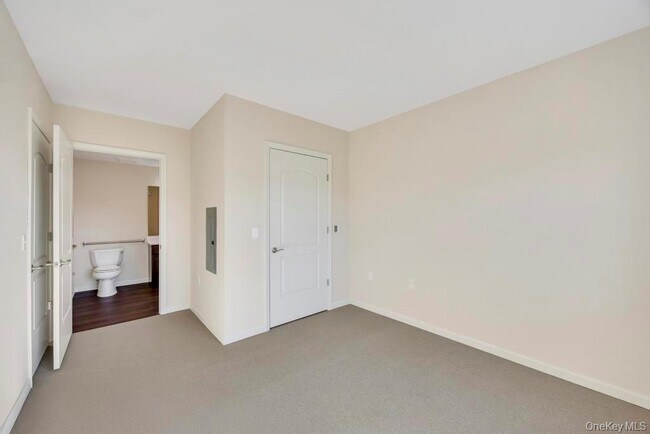 Building Photo - 3 Meadows Ln