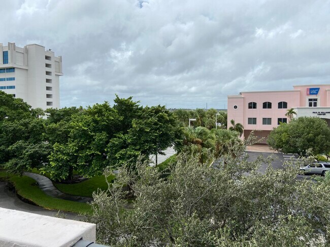 Building Photo - 616 Clearwater Park Rd