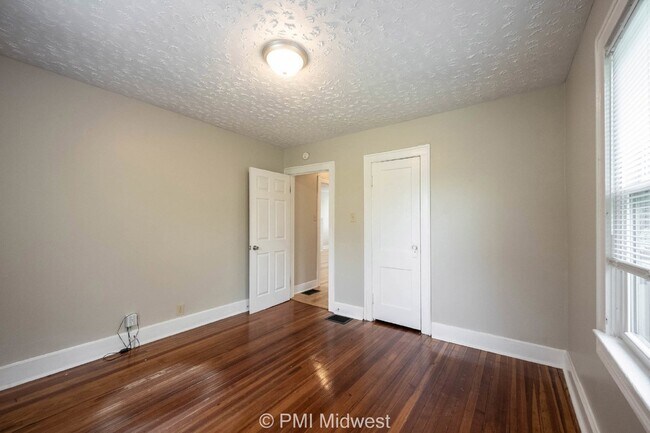 Building Photo - Charming 2-Bedroom Home with Hardwood Floo...