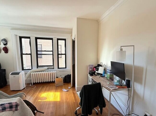 Building Photo - 452 Park Dr