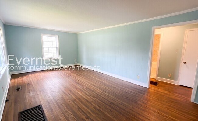 Building Photo - 5008 Golfview Dr