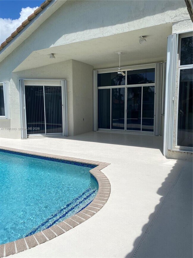 Building Photo - 3066 Lakewood Cir