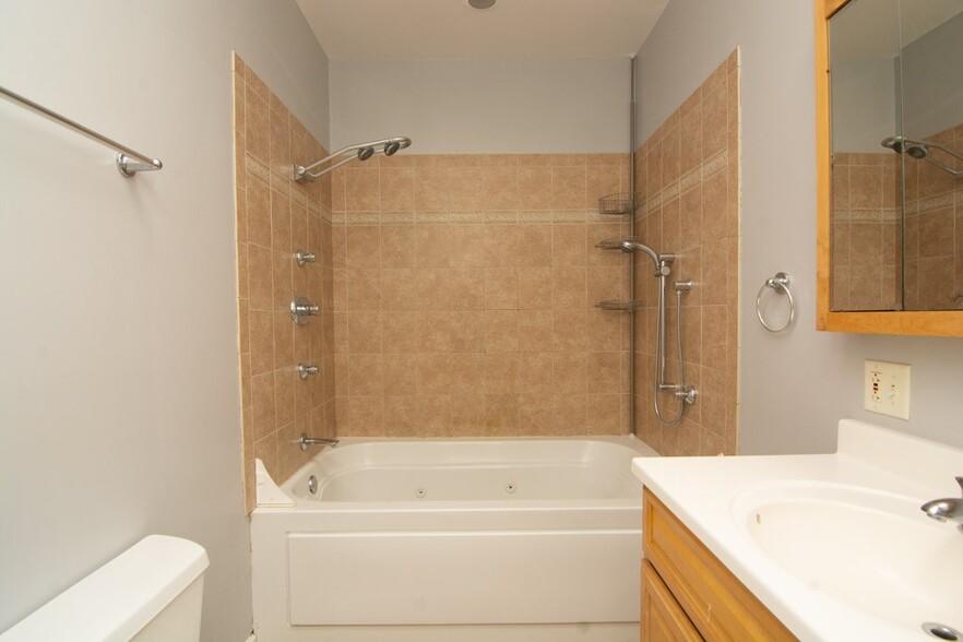 Building Photo - 2814 N Maplewood Ave