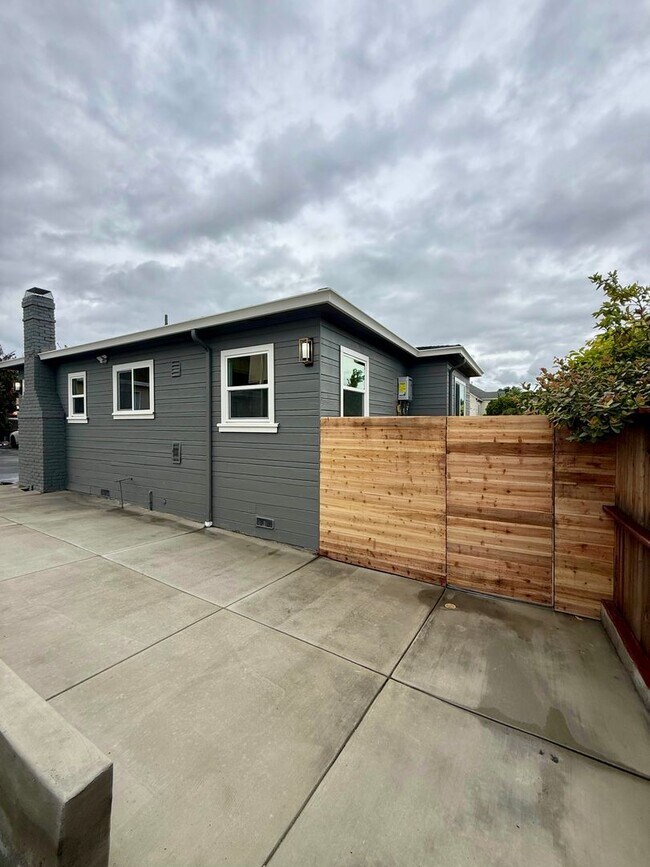 Building Photo - Completely Remodeled Single Family House!