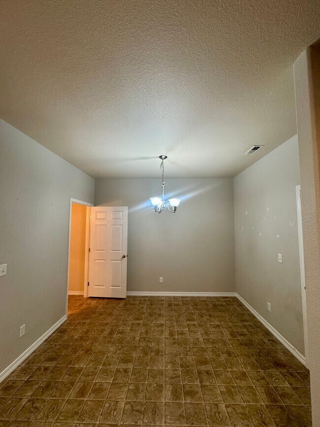 Building Photo - Updated Townhome in North Colorado Springs