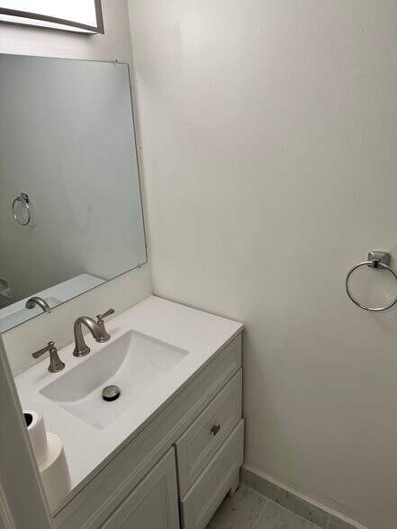 1/2 bath - 3115 N Palm Aire Dr