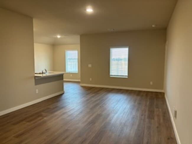 Building Photo - New Home! 1st month free!