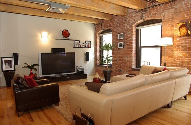 Building Photo - 27 Wormwood St