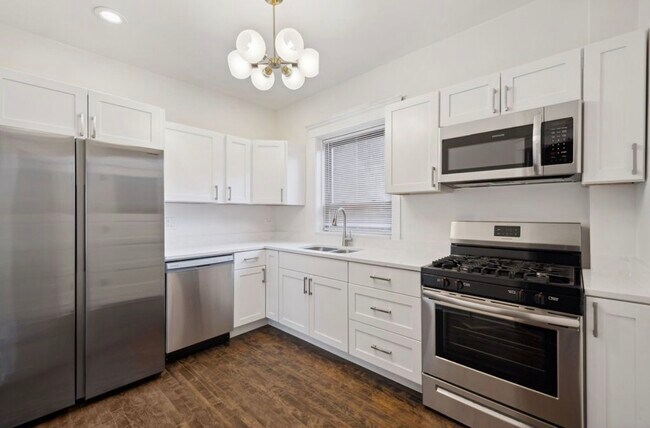 Building Photo - 2207 W School St