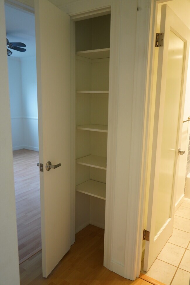 Building Photo - 2550 Thorndyke Ave W