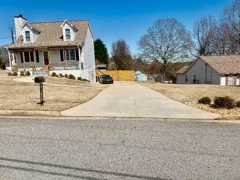 Building Photo - 3778 Clarendon Pl