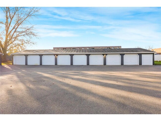 Building Photo - 490 3rd St S