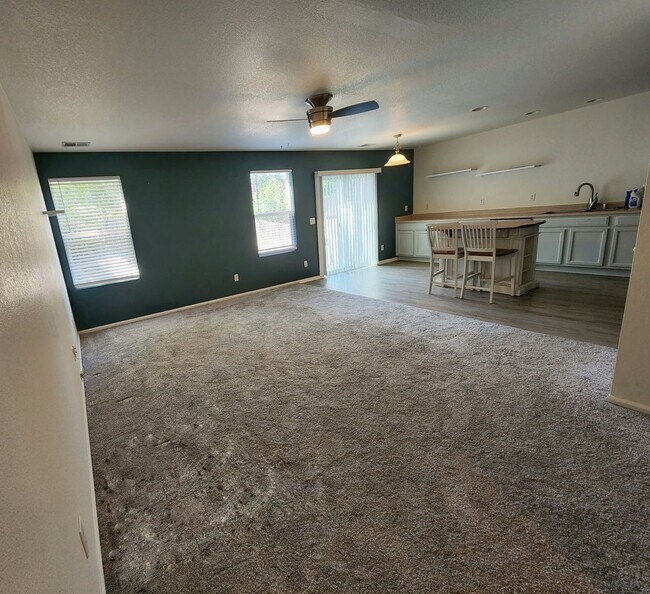 Building Photo - Charming 3 Bed 2 Bath Townhome for Rent in...