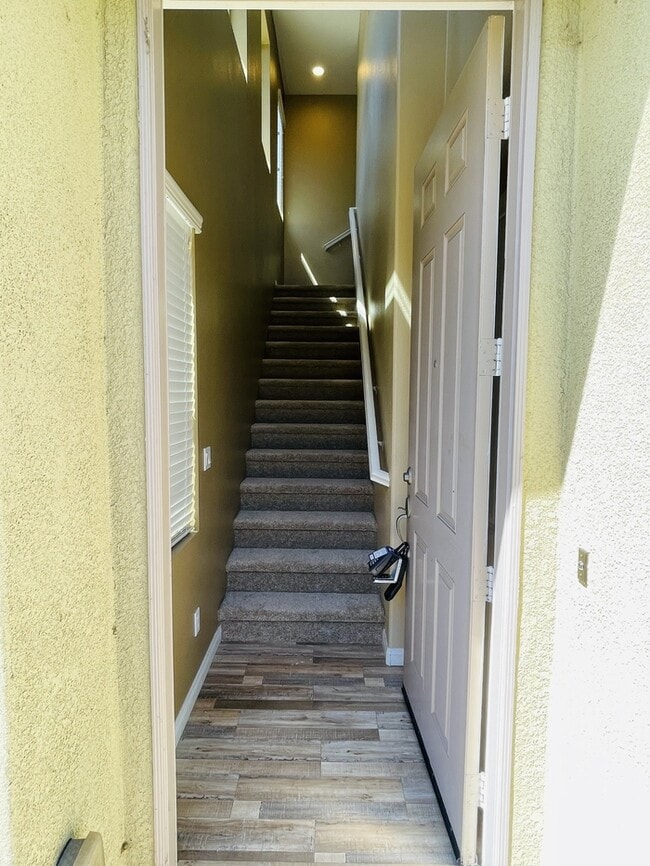 Building Photo - Single Family Residence