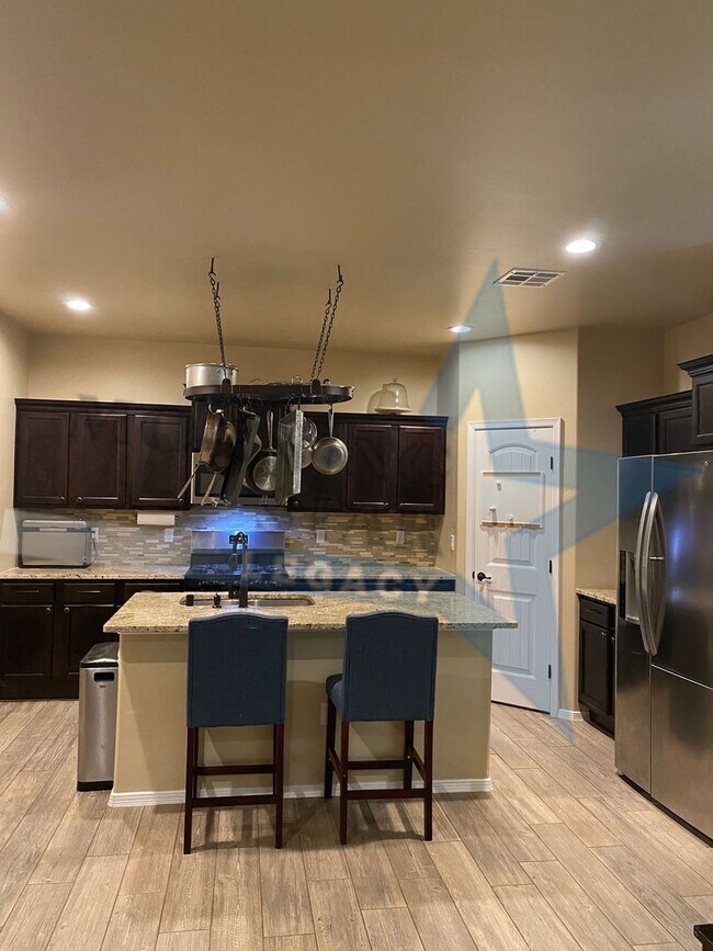 Building Photo - Beautiful 4 bed, 2 bath house move in ready! *military discount offered!
